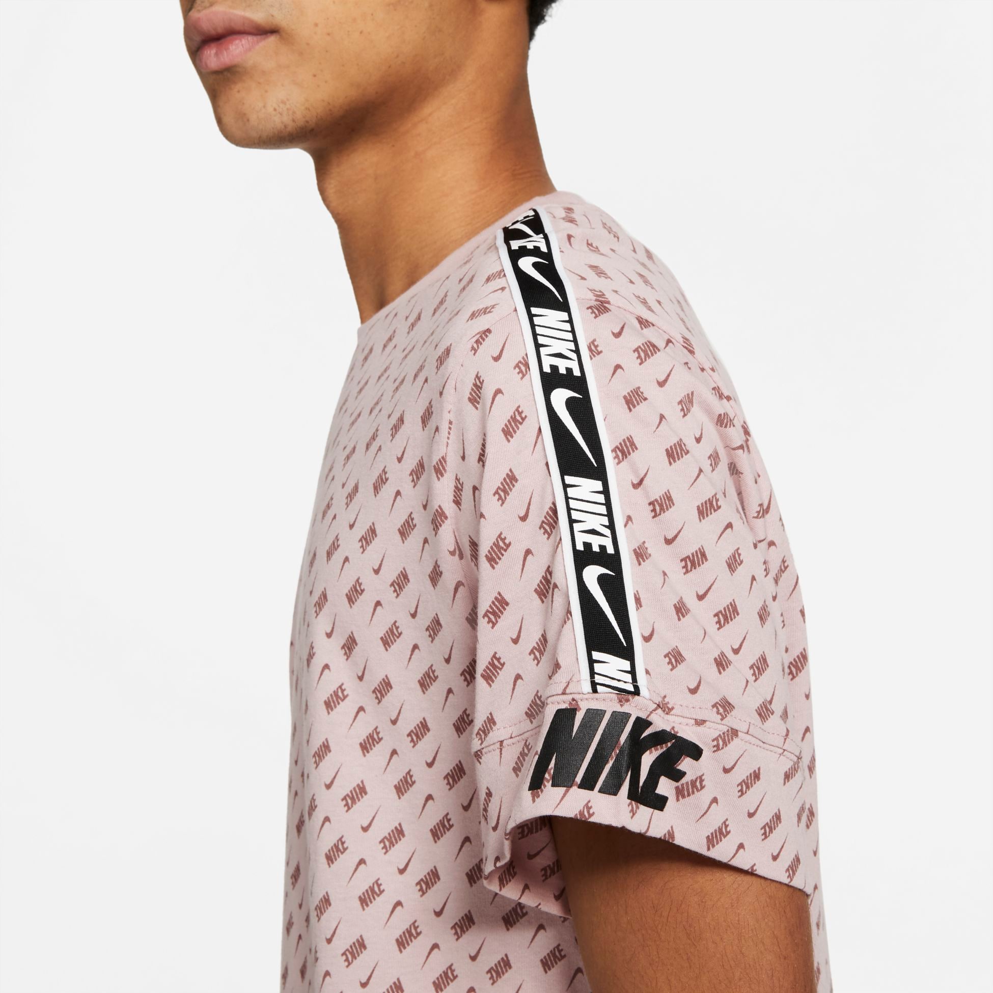 NIKE M NSW REPEAT SS TEE PRNT pÃ¥ stadium.se